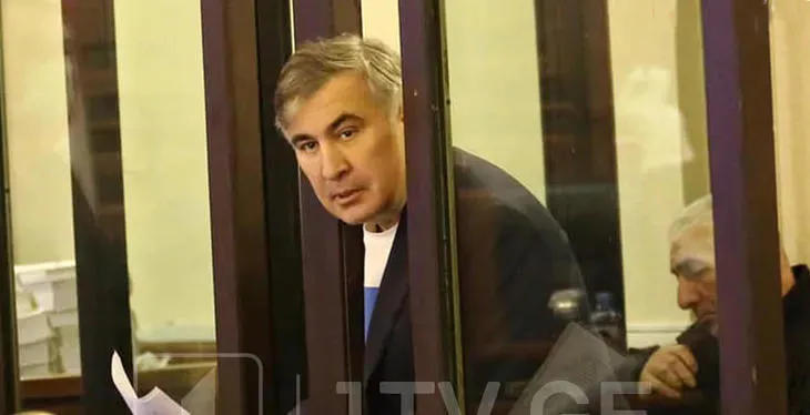 მიხეილ სააკაშვილი - ივანიშვილის მიერ გამოგორებული, მისი სრულიად უშინაარსო ადვოკატის, ვინმე ყიფიანის მატარებელში ჩაბმას ცდილობენ ის ოპოზიციონერები, ვინც ადრე გილაურებს ჩაება, აქაოდა აქაც ფულიაო