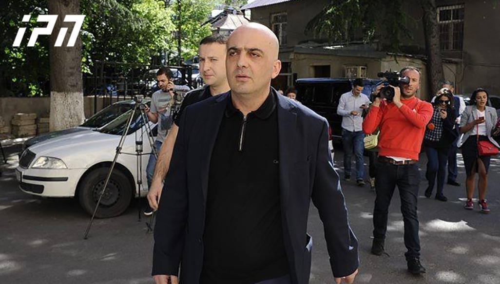 В отношении Отара Романова-Парцхаладзе суд оставил в силе заочную меру пресечения в виде заключения под стражу