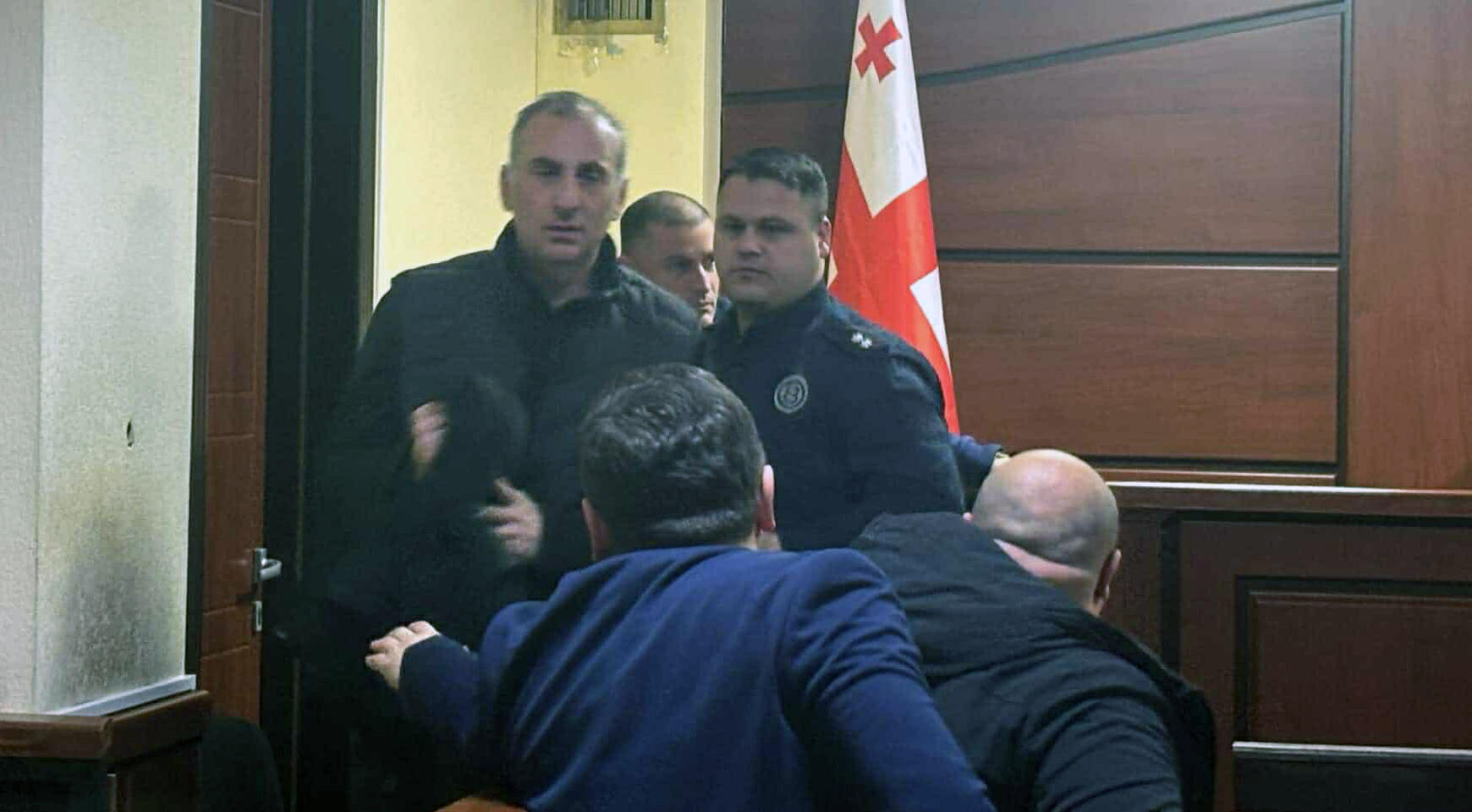 ალეკო ელისაშვილი მოსამართლემ სასამართლო სხდომიდან კვლავ გააძევა, მისი რეპლიკების შემდეგ დარბაზში ოვაციების გამო კი სხდომა დახურა