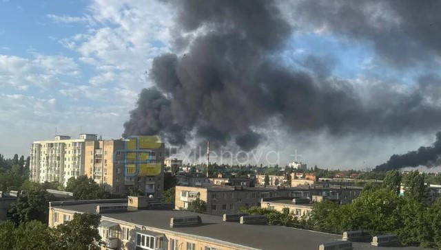 В российских городах Азове и Таганроге нанесены удары БПЛА по нефтебазам, оптико-механическому заводу и нефтяному терминалу