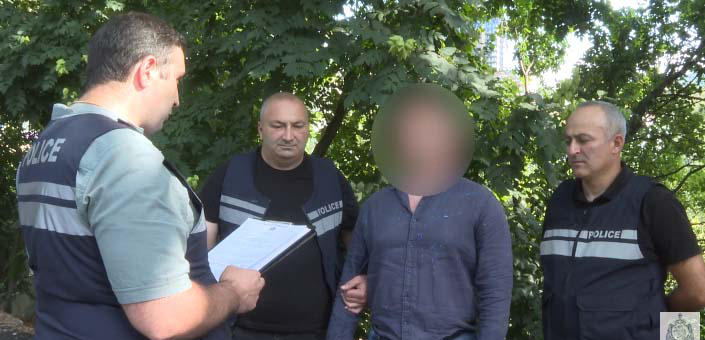 სამართალდამცველებმა დიდი ოდენობით თანხის თაღლითურად დაუფლების ბრალდებით თბილისში ერთი პირი დააკავეს