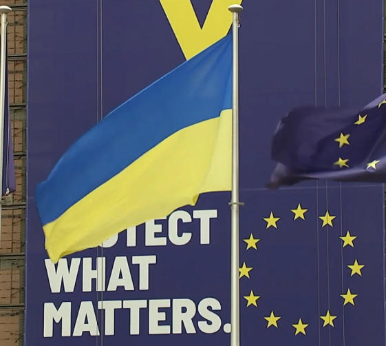 У здания Еврокомиссии в Брюсселе поднят флаг Украины