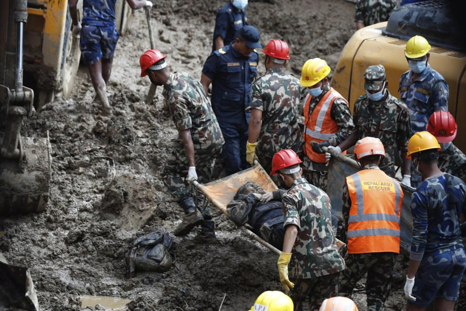 Число погибших в результате наводнения в Непале возросло до 270-и